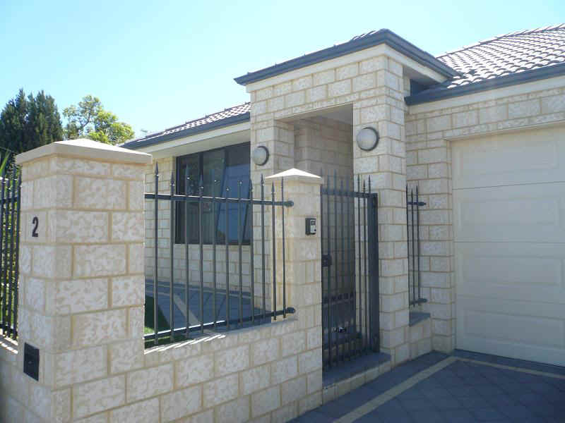 screenwall1.jpg (78993 byte)